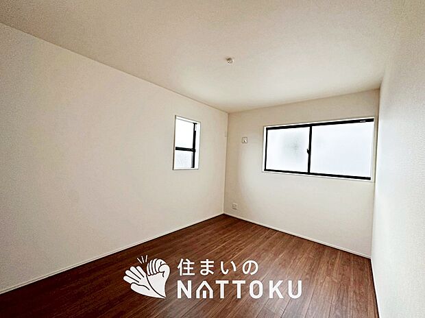 【現地写真(洋室)】木目の美しさを際立たせるシンプルデザインの建具を使用しています。