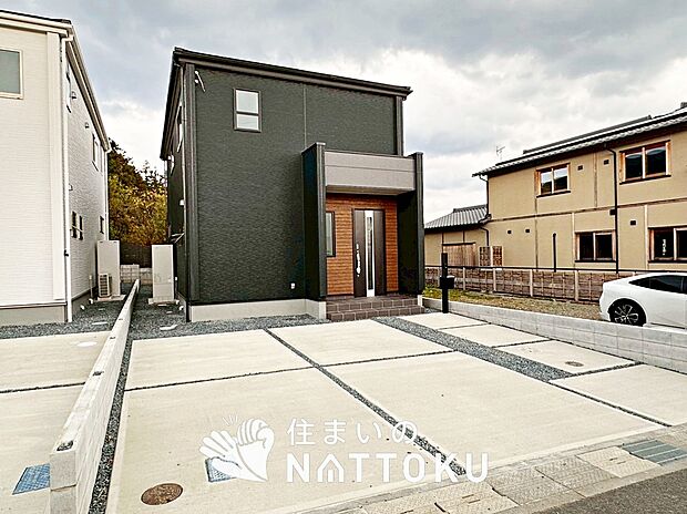 【現地写真(外観)【1号地】】軽くて火災に強い屋根材を採用し、地震時の建物への負担や揺れを軽減しています。