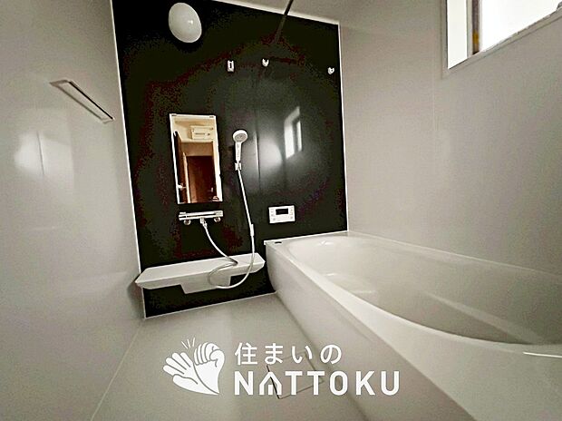 【現地写真(浴室)】浴室暖房乾燥機付き。1坪タイプで広々です。