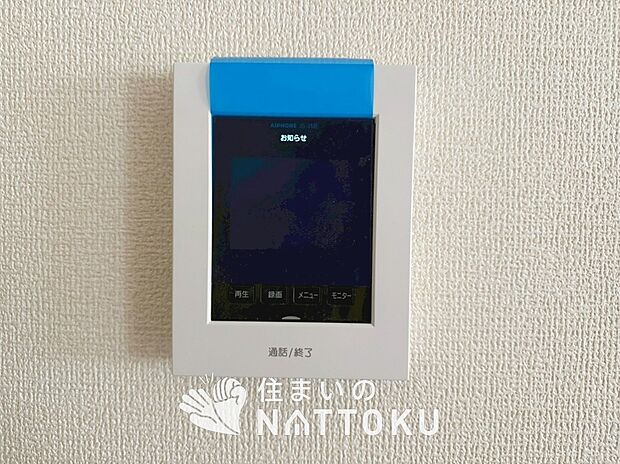 【浄水器内臓型ハンドシャワー付シンク】傷や汚れが付きにくい静音仕様の全面エンボス加工シンク。
また、蛇口の先端に浄水器を内蔵。浄水シャワーが使える毎分4リットルのたっぷり浄水。