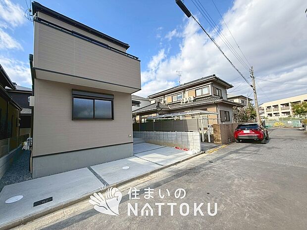 【現地写真(前道含む外観)】軽くて火災に強い屋根材を採用し、地震時の建物への負担や揺れを軽減しています。