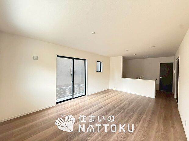 【現地写真(リビング)】フローリング材には、木目、色調など木材特有の風合いがあり、ナチュラルな美しさになっています。