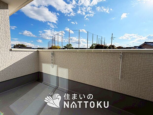 【バルコニー】奥行きが広く、洗濯物をゆったりと干せる十分な広さで、家族の洗濯も捗ります。