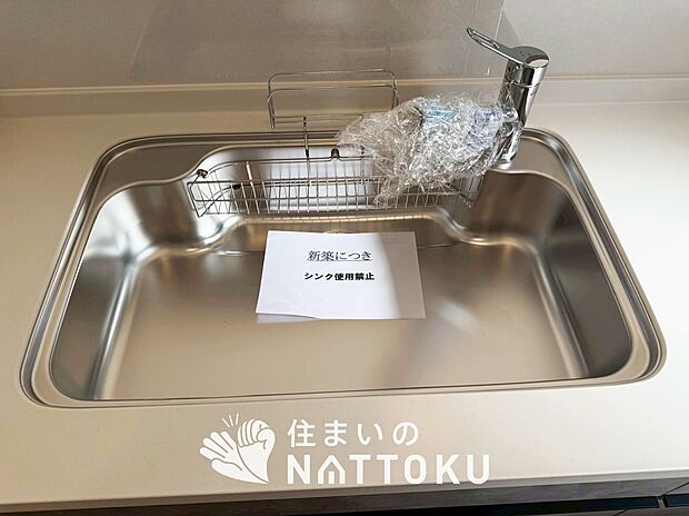 【浄水器内臓ハンドシャワー付シンク】広々とした凸型シンクに洗剤ポケットを標準装備。すっきり収納できます。
また、蛇口の先端に浄水器を内蔵しているため場所をとりません。