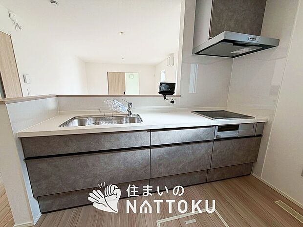 【現地写真（キッチン）】収納たっぷりのシステムキッチン、浄水器付水栓を標準装備しています。