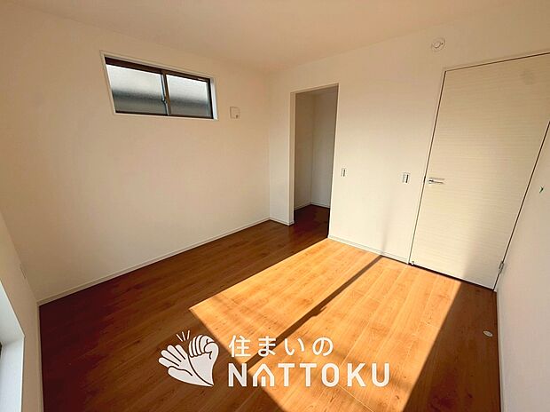 【現地写真（洋室）】木目の美しさを際立たせるシンプルデザインの建具を使用しています。