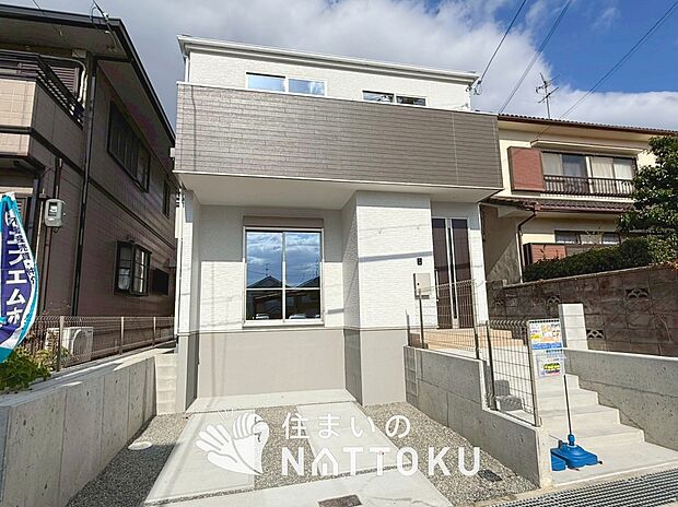 【現地写真（外観）】軽くて火災に強い屋根材を採用し、地震時の建物への負担や揺れを軽減しています。