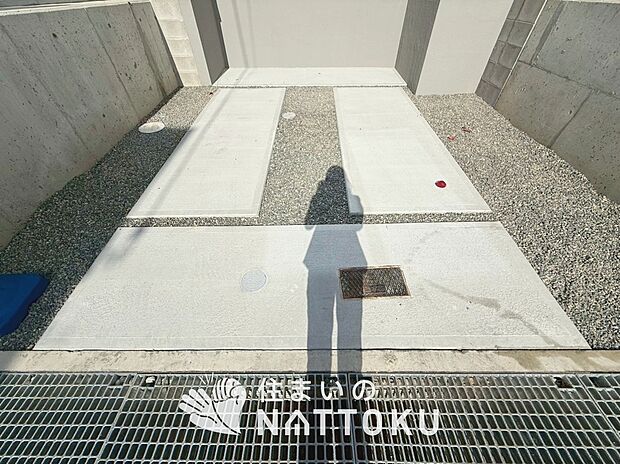 【現地写真（駐車場）】駐車スペースが広く、運転が苦手な方も安心です。