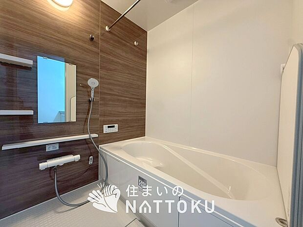 【現地写真（浴室）】浴室暖房乾燥機付き。１坪タイプで広々です。