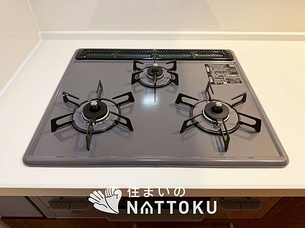 【ビルトインコンロ 】フラットな構造で清掃性が高く、過熱防止センサー付3口タイプで日頃の家事も快適です。