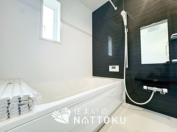 【現地写真(浴室)】浴室暖房乾燥機付き。1坪タイプで広々です。