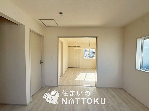 【現地写真(寝室)】木目の美しさを際立たせるシンプルデザインの建具を使用しています。