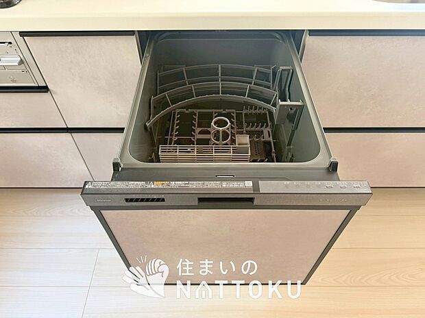 【食器洗い乾燥機】食後の時間にゆとりを与えてくれる食器洗い乾燥機。
操作ボタンも上面にあるので、腰をかがめずに操作ができラクラクです。