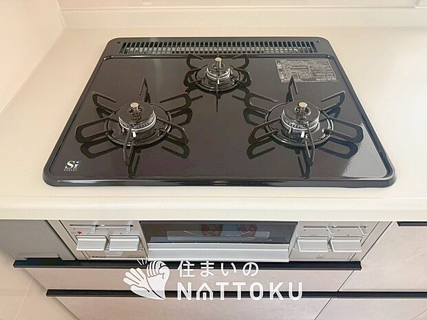 【ビルトインコンロ】フラットな構造で清掃性が高く、過熱防止センサー付3口タイプで日頃の家事も快適です。