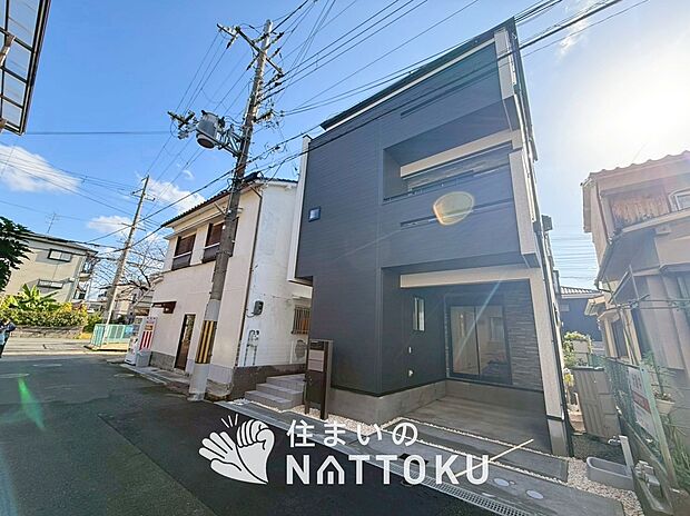 【現地写真(前道含む外観)】健康被害に配慮したもっとも安全性の高い建材を採用し、シックハウス対策をしております。