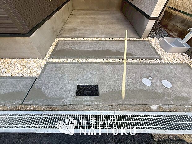 【現地写真(駐車場)】駐車スペースが広く、運転が苦手な方も安心です。