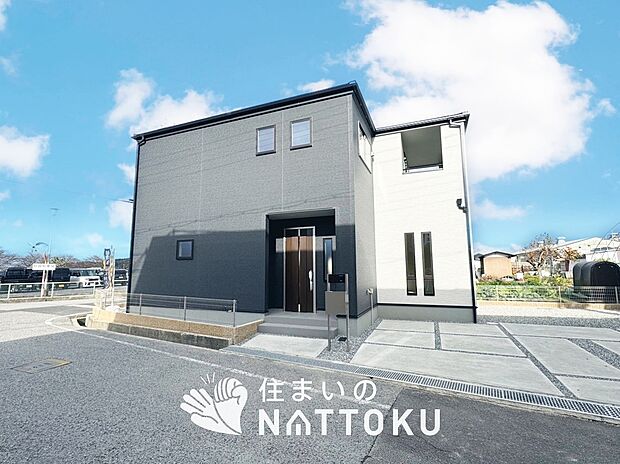 【現地写真(外観)】雨で汚れを落とし、耐久性・耐候性に優れた外壁を使用しています。