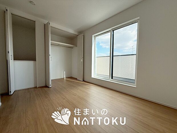 【現地写真（寝室）】木目の美しさを際立たせるシンプルデザインの建具を使用しています。