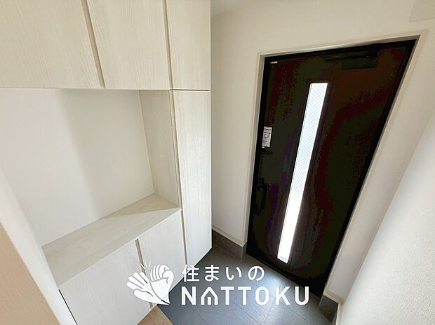 【現地写真（玄関）】玄関には、大型のシューズ収納を設置しています。