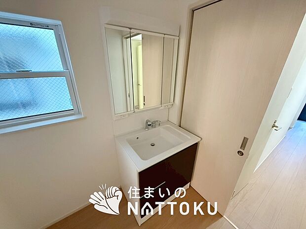 【洗面台・洗面所】鏡の両サイドは、必要なものを取出しやすく、大きな鏡面で朝の準備も快適。
使いやすいリフトアップ機能付きのシングルレバーシャワー水栓付です。
