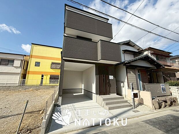 【現地写真（外観）】軽くて火災に強い屋根材を採用し、地震時の建物への負担や揺れを軽減しています。