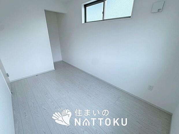 【現地写真（洋室）】木目の美しさを際立たせるシンプルデザインの建具を使用しています。