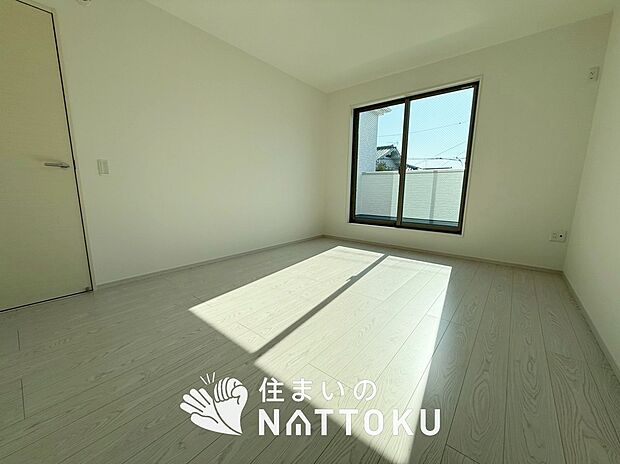 【現地写真（寝室）】木目の美しさを際立たせるシンプルデザインの建具を使用しています。