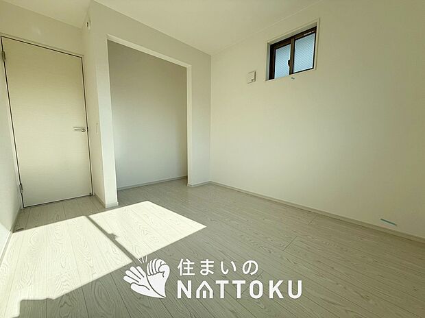 【現地写真（洋室）】木目の美しさを際立たせるシンプルデザインの建具を使用しています。