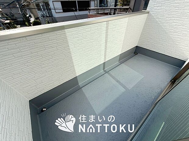 【バルコニー】奥行きが広く、洗濯物をゆったりと干せる十分な広さで、家族の洗濯も捗ります。
