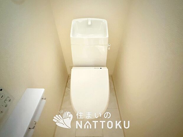 【トイレ】汚れてもサッとひと拭きでお手入れ簡単、エコ仕様の温水洗浄便座付きのトイレです。
バリアフリーにも配慮しています。
