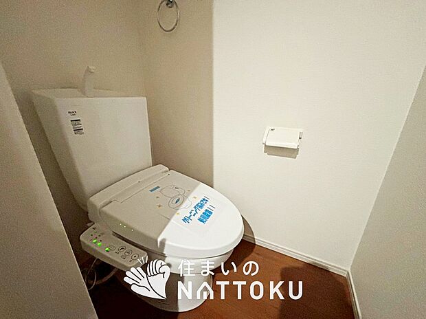 【トイレ】汚れてもサッとひと拭きでお手入れ簡単、エコ仕様の温水洗浄便座付きのトイレです。
バリアフリーにも配慮しています。