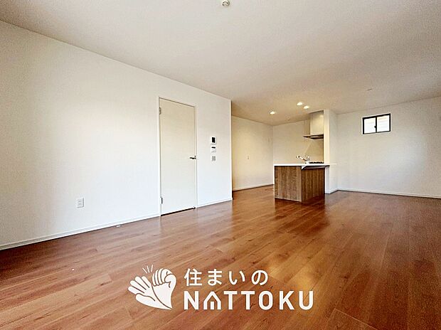 【現地写真（リビング）】フローリング材には、木目、色調など木材特有の風合いがあり、ナチュラルな美しさになっています。