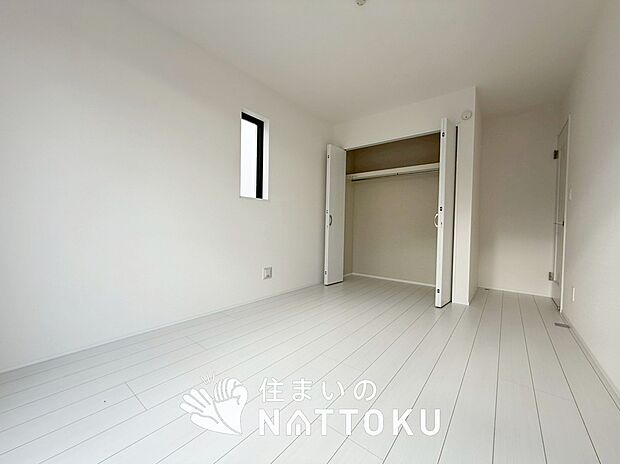 【現地写真（寝室）】木目の美しさを際立たせるシンプルデザインの建具を使用しています。