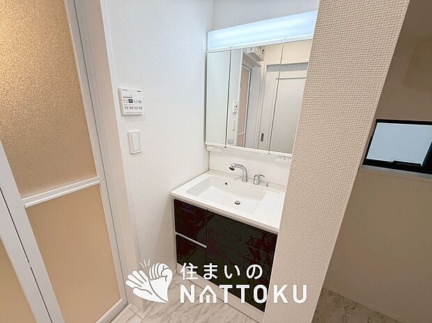 【洗面台・洗面所】鏡の両サイドは、必要なものを取出しやすく、大きな鏡面で朝の準備も快適。
使いやすいリフトアップ機能付きのシングルレバーシャワー水栓付です。
