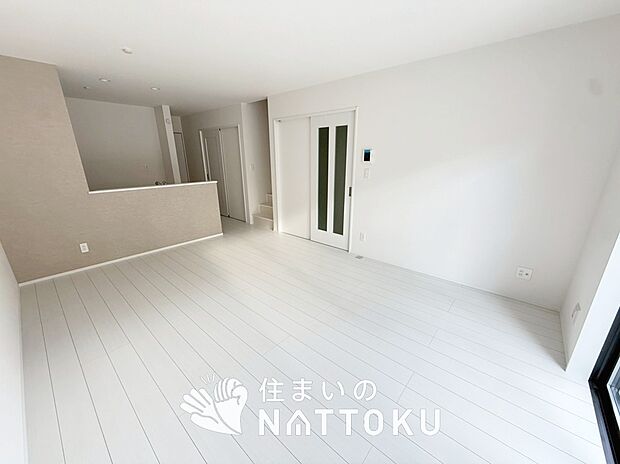 【現地写真（リビング）】フローリング材には、木目、色調など木材特有の風合いがあり、ナチュラルな美しさになっています。