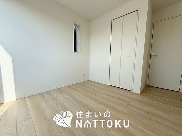 【現地写真(洋室)】木目の美しさを際立たせるシンプルデザインの建具を使用しています。