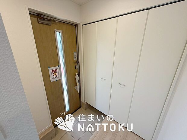 【現地写真(玄関)】玄関には、大型のシューズ収納を設置しています。
