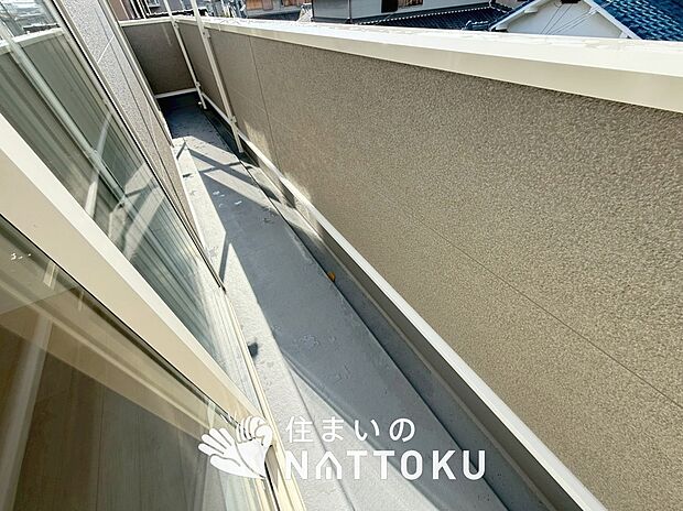 【バルコニー】奥行きが広く、洗濯物をゆったりと干せる十分な広さで、家族の洗濯も捗ります。