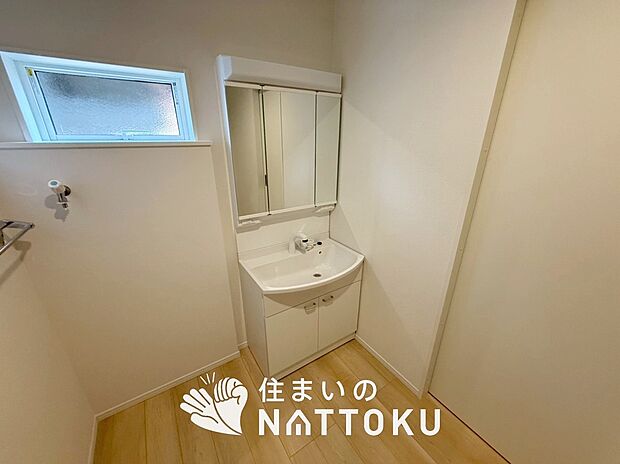 【洗面台・洗面所】鏡の両サイドは、必要なものを取出しやすく、大きな鏡面で朝の準備も快適。
使いやすいリフトアップ機能付きのシングルレバーシャワー水栓付です。