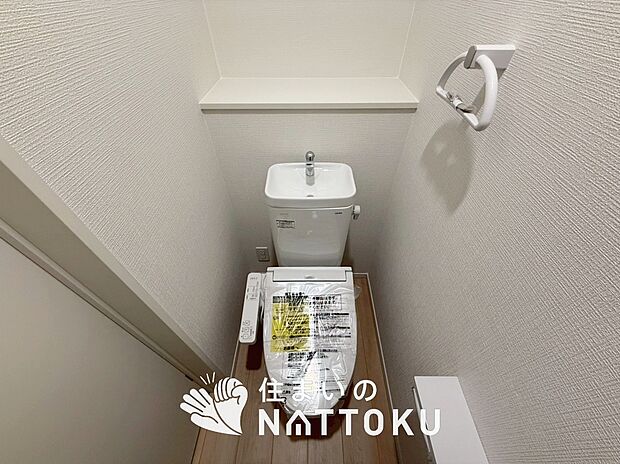 【トイレ】汚れてもサッとひと拭きでお手入れ簡単、エコ仕様の温水洗浄便座付きのトイレです。
バリアフリーにも配慮しています。