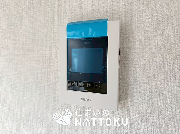 【TVモニター付インターホン】手放し通話ができ、送話表示灯で送話・受話状態が確認できます。
映像と音声で玄関先の様子をチェックできるモニター機能や、夜間の訪問者の顔も確認できるLEDライトを装備しています。