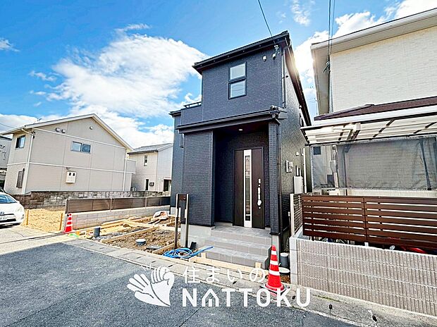 【現地写真(前道含む外観)】断熱性、気密性を高める工夫で一年中ずっと心地よく暮らせる、高気密・高断熱です。