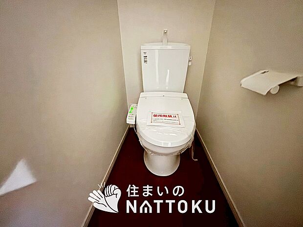 【トイレ	 】汚れてもサッとひと拭きでお手入れ簡単、エコ仕様の温水洗浄便座付きのトイレです。
バリアフリーにも配慮しています。
