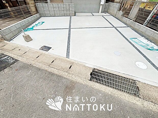 【現地写真（駐車場）】駐車スペースが広く、運転が苦手な方も安心です。