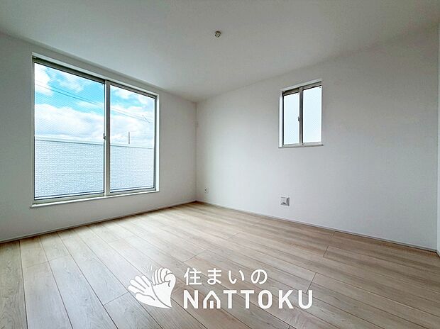 【現地写真（寝室）】木目の美しさを際立たせるシンプルデザインの建具を使用しています。