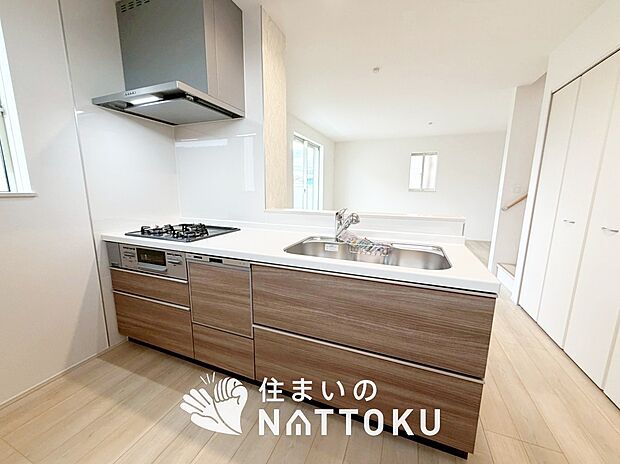 【現地写真（キッチン）】収納たっぷりのシステムキッチン、浄水器付水栓を標準装備しています。