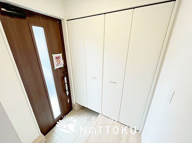 【現地写真(玄関)】玄関には、大型のシューズ収納を設置しています。