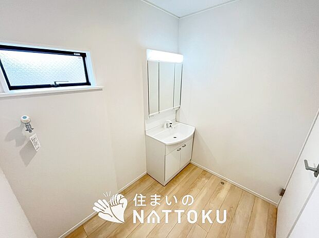 【洗面台・洗面所】鏡の両サイドは、必要なものを取出しやすく、大きな鏡面で朝の準備も快適。
使いやすいリフトアップ機能付きのシングルレバーシャワー水栓付です。