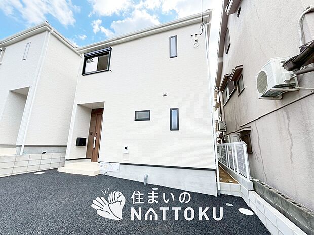 【現地写真(外観)【1号地】】軽くて火災に強い屋根材を採用し、地震時の建物への負担や揺れを軽減しています。