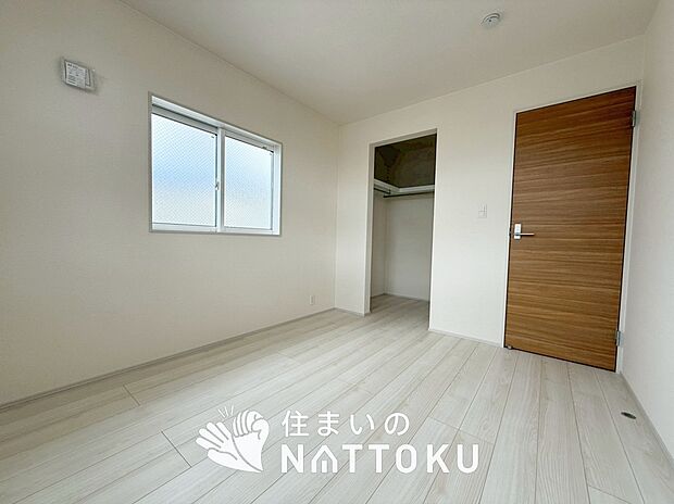 【現地写真（洋室）】木目の美しさを際立たせるシンプルデザインの建具を使用しています。